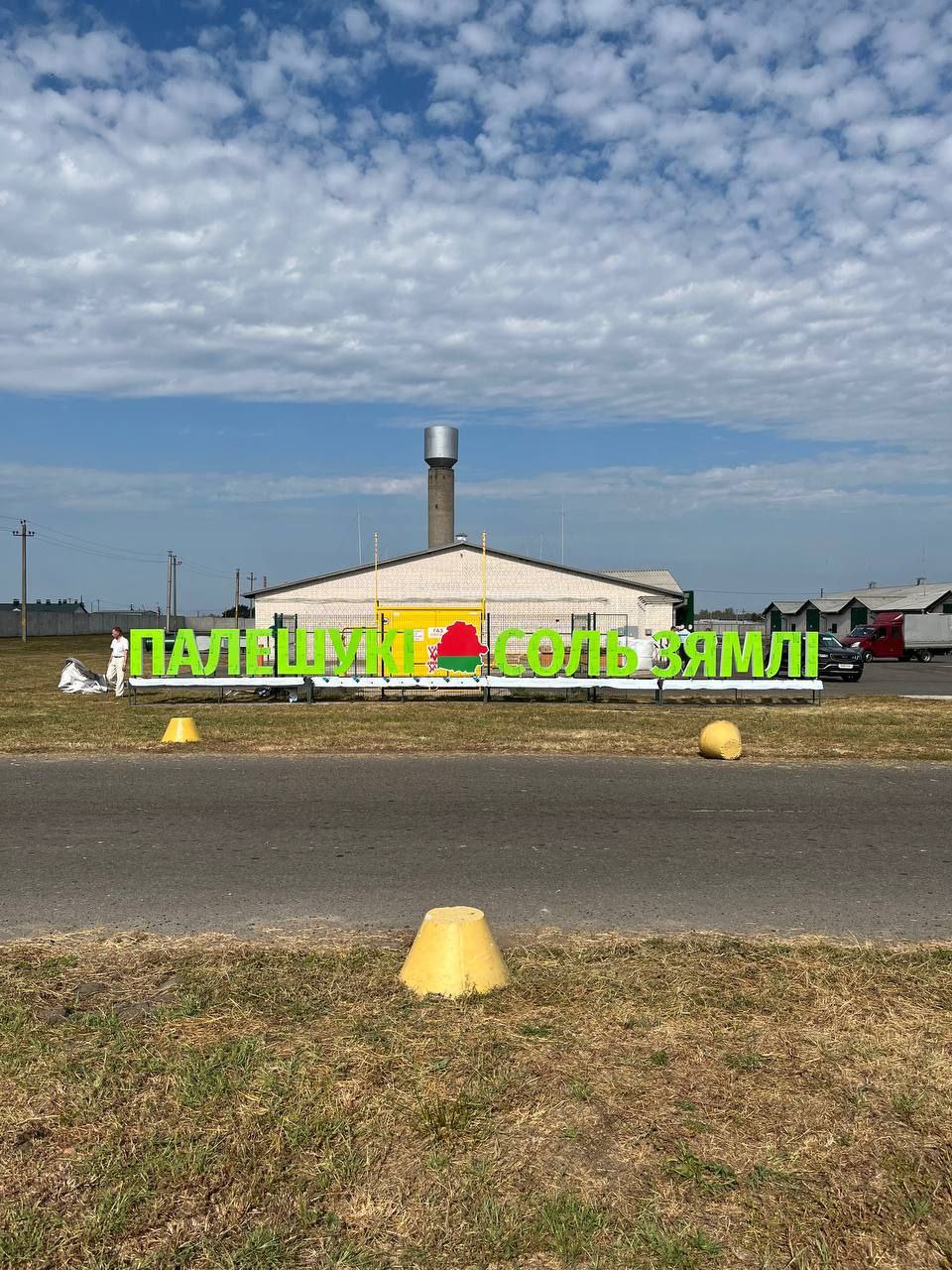 Стеллы, пилоны,  уличные конструкции